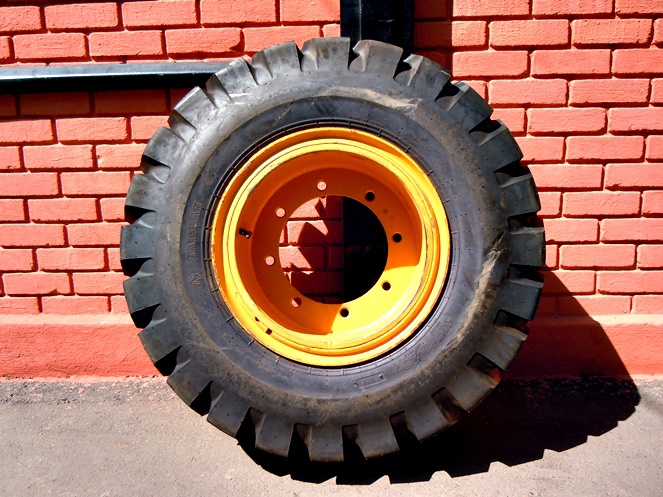 Rueda Completa (Llanta y Neumático) Para Retroexcavadora / BL-770C #2