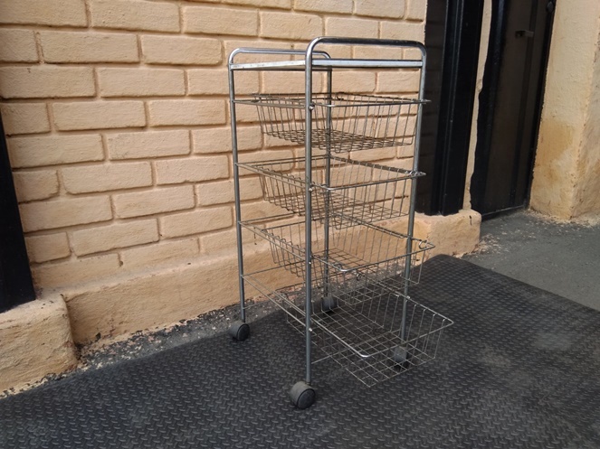 Carro Cromado para verduras con ruedas / Usado #3