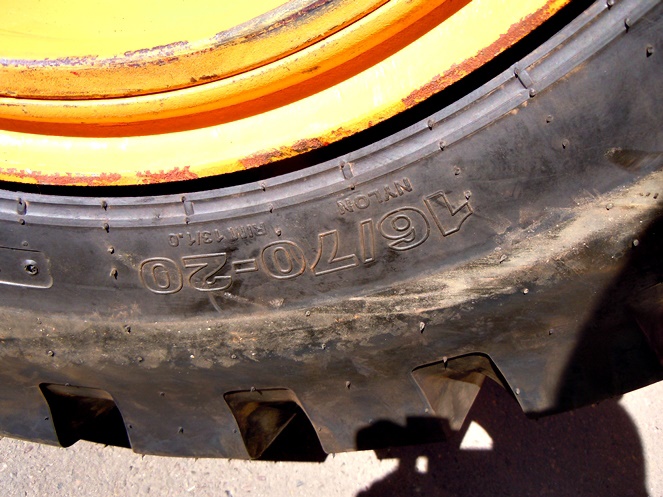 Rueda Completa (Llanta y Neumático) Para Retroexcavadora / BL-770C #3