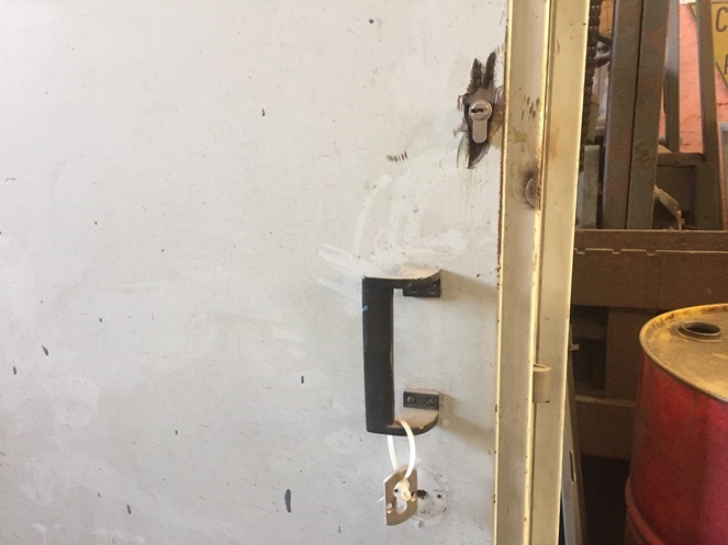 Puerta de Seguridad Blanca con marco y llaves / Usada #3