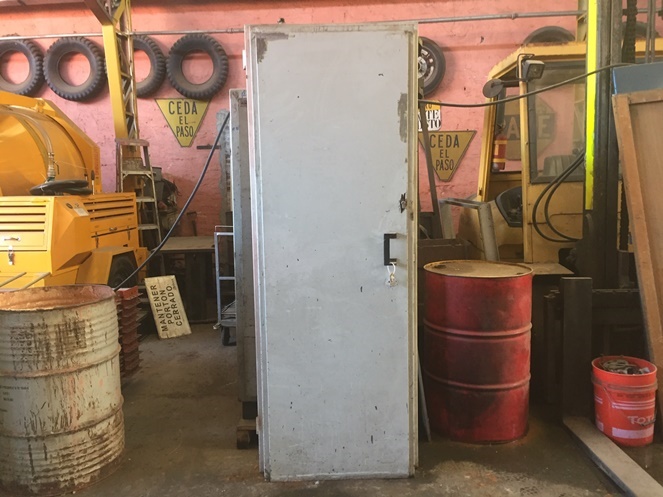 Puerta de Seguridad Blanca con marco y llaves / Usada #2