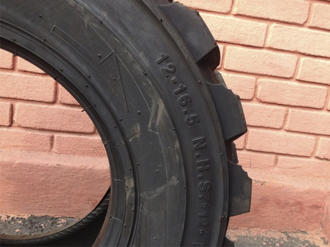 Neumático Reforzado / Para Minicargador  / Medida 12-16.5 #4