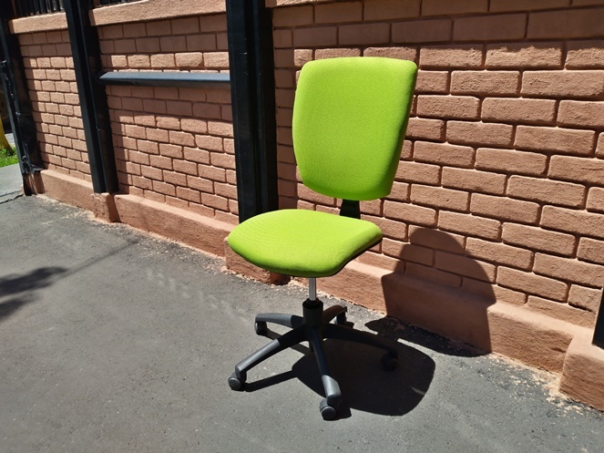 Silla giratoria Verde sin brazos / Usada #3