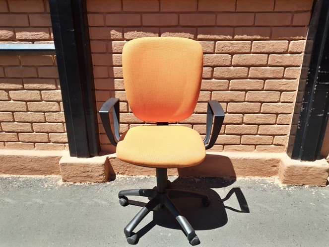 Silla giratoria Naranja con brazos / Usada #2