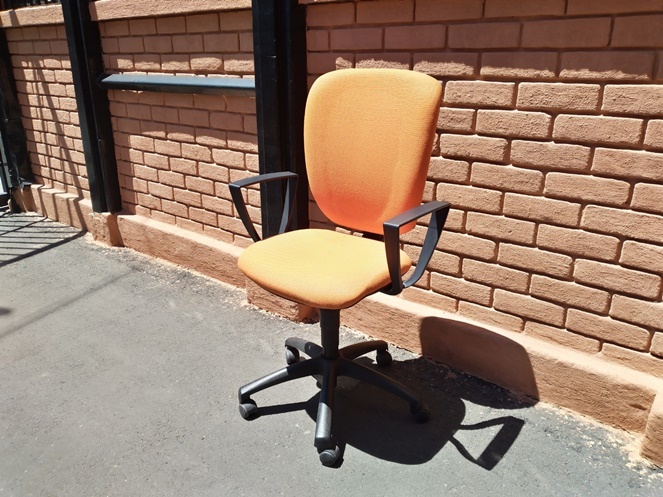 Silla giratoria Naranja con brazos / Usada #3