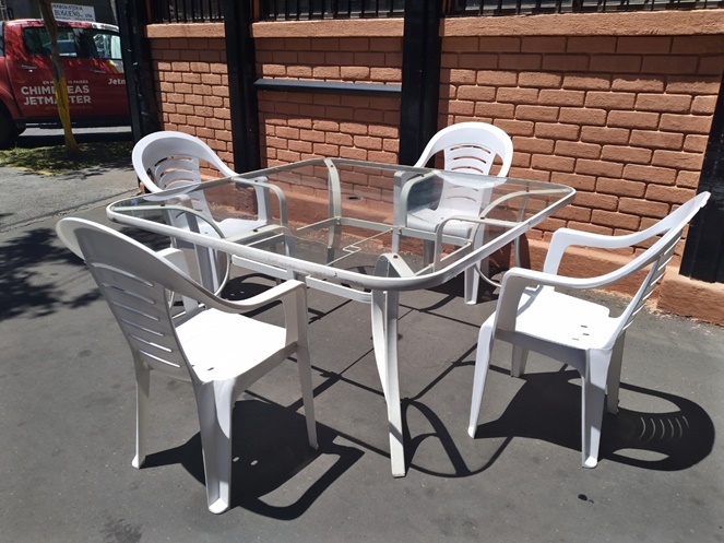 Mesa Cuadrada cubierta de vidrio 150x150cm / Usado #2