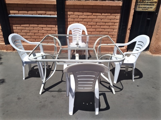 Mesa Cuadrada cubierta de vidrio 150x150cm / Usado #3