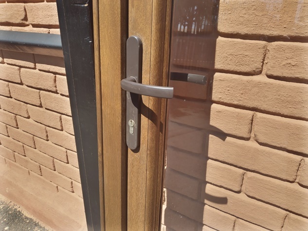 Puerta de PVC con Marco y 2 Laterales / Usada #3