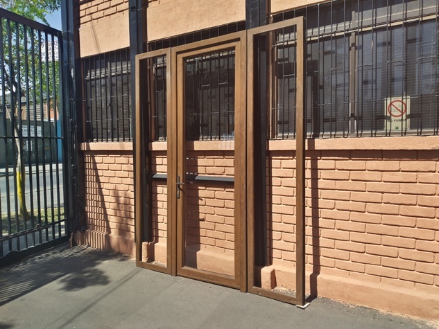 Puerta de PVC con Marco y 2 Laterales / Usada #2