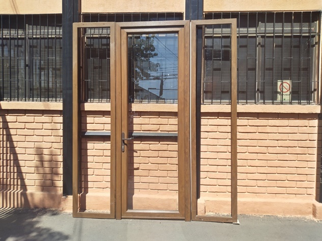 Puerta de PVC con Marco y 2 Laterales / Usada #5