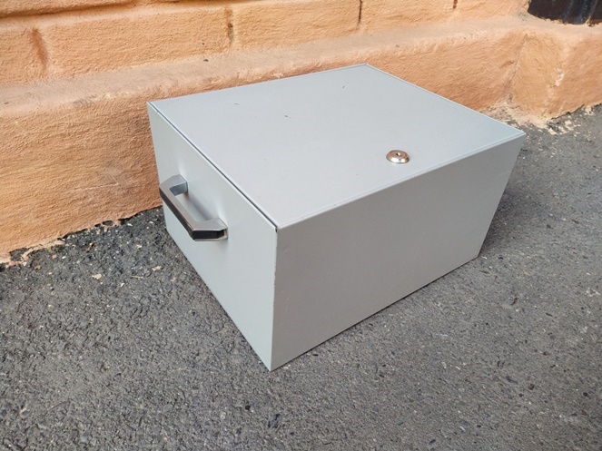 Caja Metálica / 35x20x28 cm / con Llaves / Usado #2