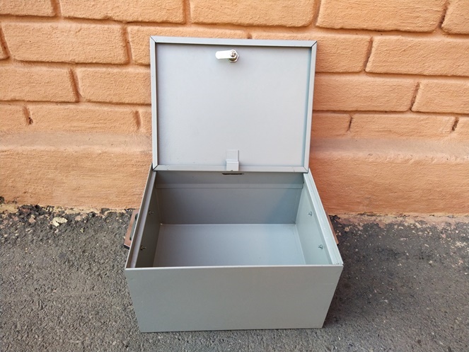 Caja Metálica / 35x20x28 cm / con Llaves / Usado #4