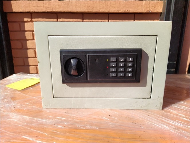 Caja Fuerte Chica Bash Empotrable / Usado  #2