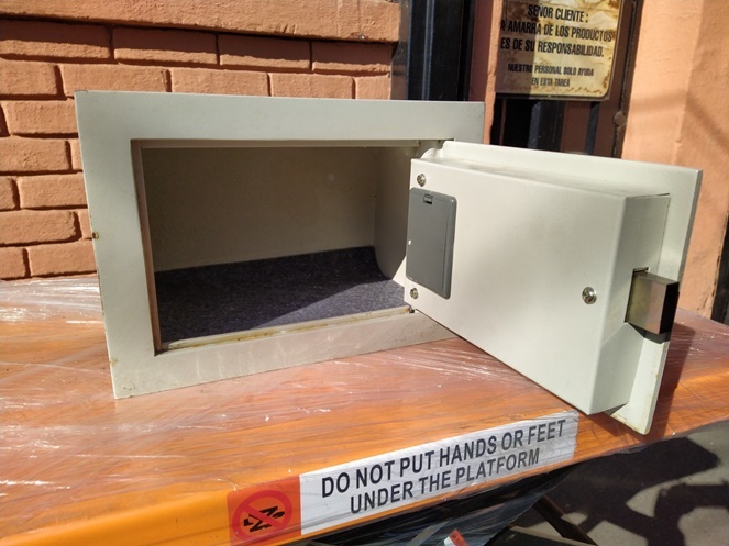 Caja Fuerte Chica Bash Empotrable / Usado  #7