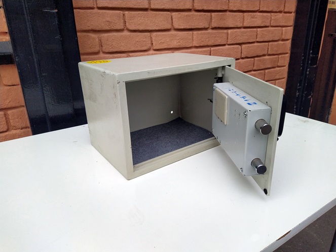 Caja Fuerte Bash / con Clave Digital y Llaves / Usado / 190 #2