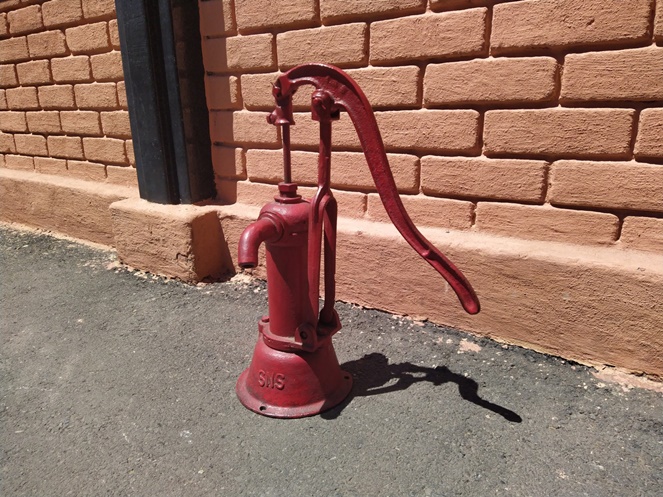 Bomba de Agua Manual Chica / Usado #3