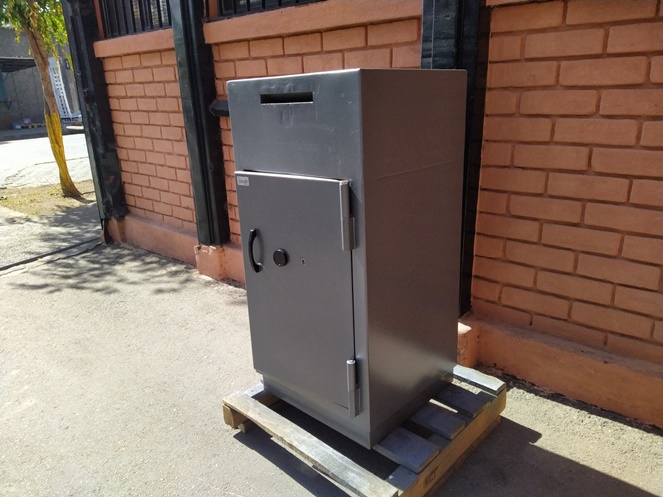 Caja de Fuerte / Buzon / Bash / Gris con 2 llaves / Usado / 210 #3