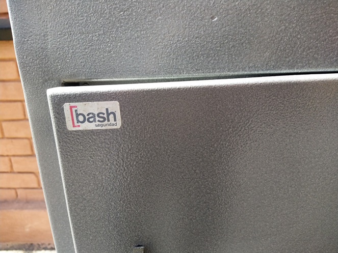 Caja de Fuerte / Buzon / Bash / Gris con 2 llaves / Usado / 210 #4