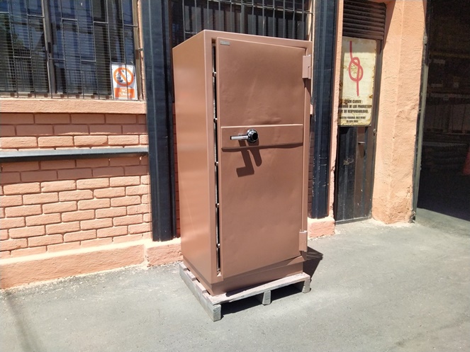 Caja Fuerte Marca Bash / Cafe / Con Clave / 249 / Usado #2