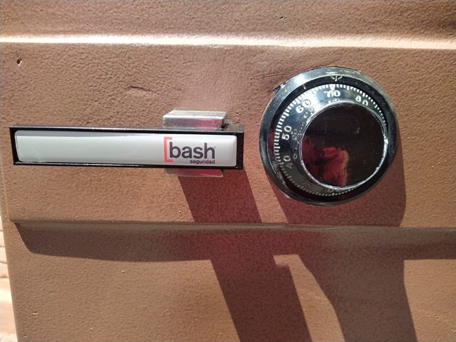 Caja Fuerte Marca Bash / Cafe / Con Clave / 249 / Usado #3