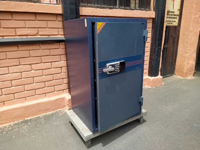 Caja Fuerte / Azul con clave digital / Contra fuego / Puerta interior con clave / Usado / 252 #2