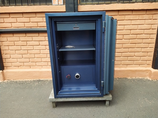 Caja Fuerte / Azul con clave digital / Contra fuego / Puerta interior con clave / Usado / 252 #6