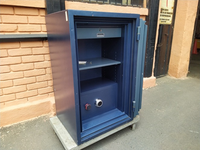 Caja Fuerte / Azul con clave digital / Contra fuego / Puerta interior con clave / Usado / 252 #7