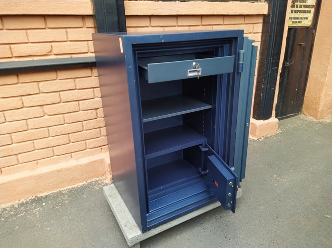 Caja Fuerte / Azul con clave digital / Contra fuego / Puerta interior con clave / Usado / 252 #8