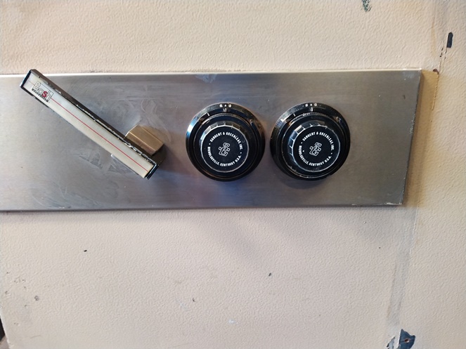 Puerta Seguridad para Boveda marca Bash Doble Clave / Usado / 256 #4