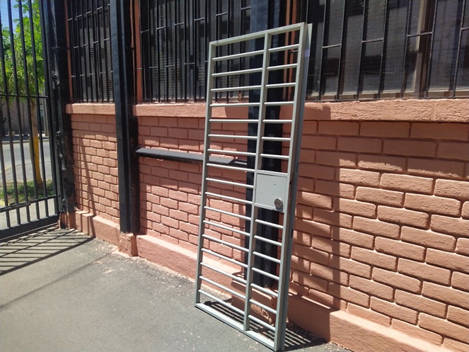 Puerta Reja Fierro de Seguridad / con Chapa y Llave / Usado / (N1) #3