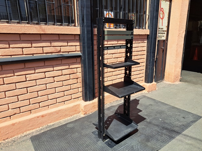 Mueble Central Metálico con 3 divisiones  / Usado #2