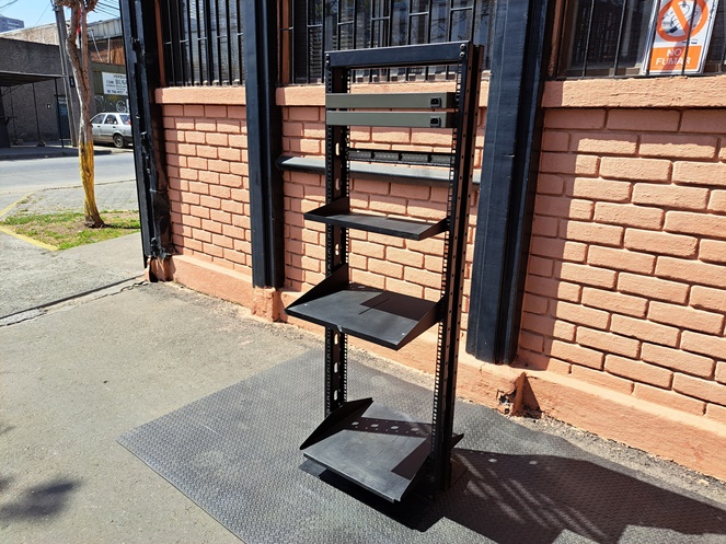 Mueble Central Metálico con 3 divisiones  / Usado #3