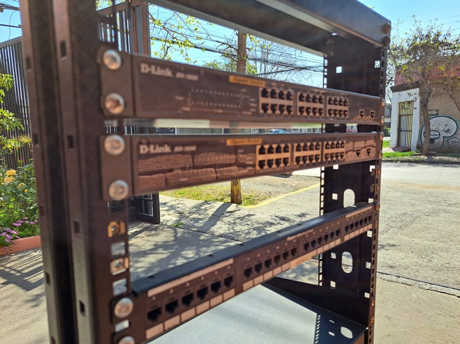 Mueble Central Metálico con 3 divisiones  / Usado #6