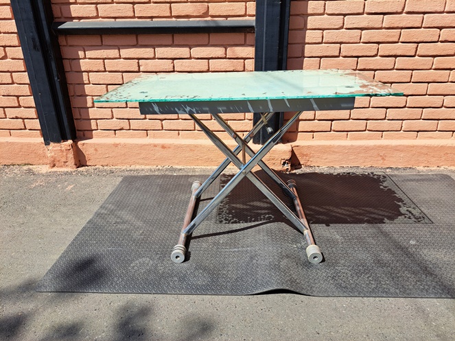 Mesa rectangular con ruedas / Cubierta de vidrio / Usado / 1A #2