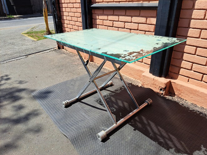 Mesa rectangular con ruedas / Cubierta de vidrio / Usado / 1A #3