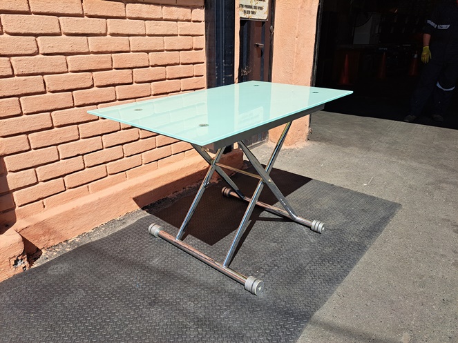 Mesa Rectangular con ruedas / Cubierta de vidrio / Usado / 2B #2