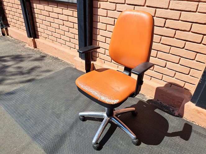 Silla Naranja con ruedas / Usado #3