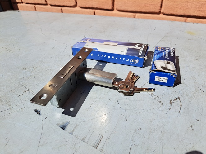 Cerradura Perfil Rey / Cilindros de Seguridad con llave multipunto Rey / 54-56 #2