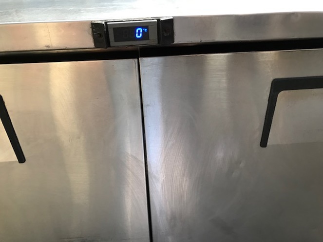 Mesón refrigerado / Acero Inoxidable / True / 2 Puertas con respaldo / Usado  #5