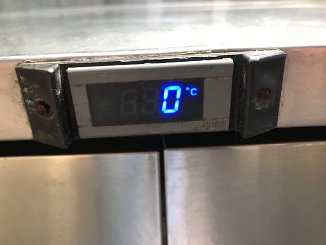 Mesón refrigerado / Acero Inoxidable / True / 2 Puertas con respaldo / Usado  #4