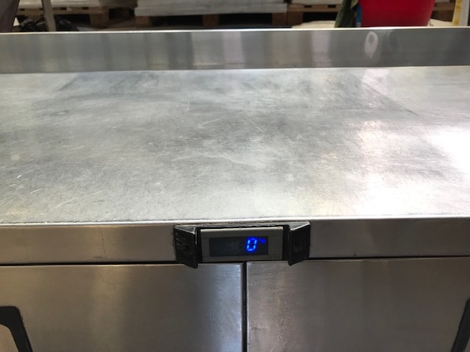 Mesón refrigerado / Acero Inoxidable / True / 2 Puertas con respaldo / Usado  #3