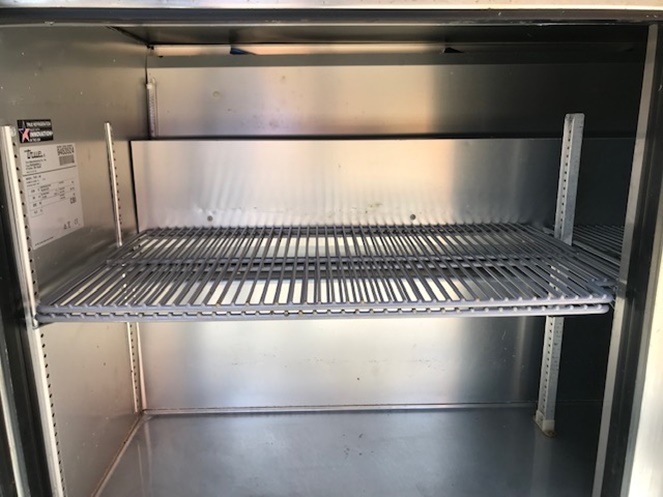 Mesón refrigerado / Acero Inoxidable / True / 2 Puertas con respaldo / Usado  #7