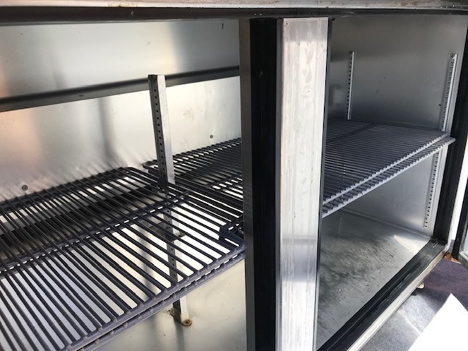 Mesón refrigerado / Acero Inoxidable / True / 2 Puertas con respaldo / Usado  #8