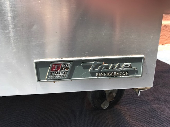 Mesón refrigerado / Acero Inoxidable / True / 2 Puertas con respaldo / Usado  #10