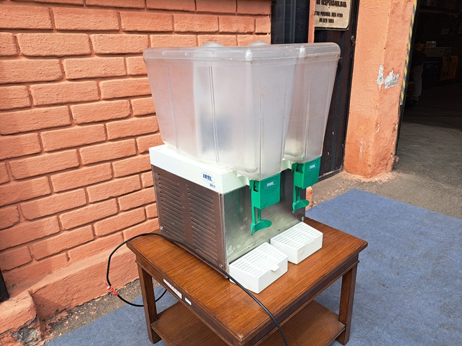 Maquina Expendedora de Jugos Naturales / Marca IBBL  Modelo BBS2 / Dos Vasos / Usada #2