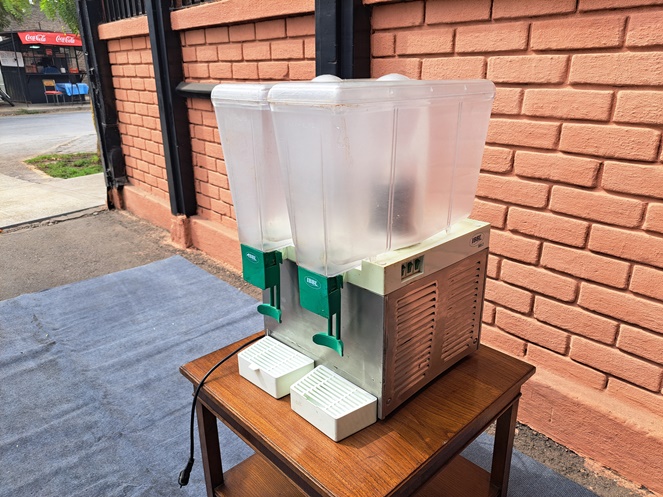 Maquina Expendedora de Jugos Naturales / Marca IBBL  Modelo BBS2 / Dos Vasos / Usada #3