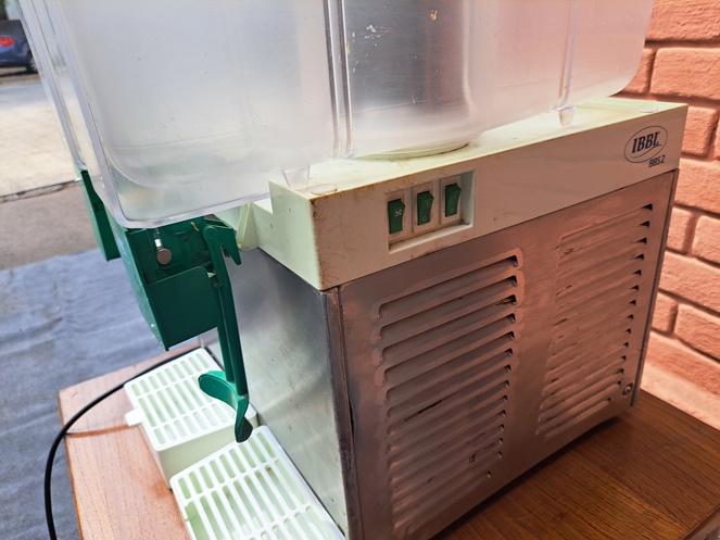 Maquina Expendedora de Jugos Naturales / Marca IBBL  Modelo BBS2 / Dos Vasos / Usada #4