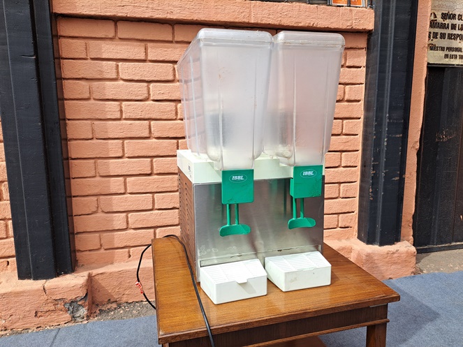 Maquina Expendedora de Jugos Naturales / Marca IBBL  Modelo BBS2 / Dos Vasos / Usada #5