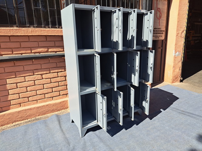 Lockers Metalicos / 12 puertas / Usados #5