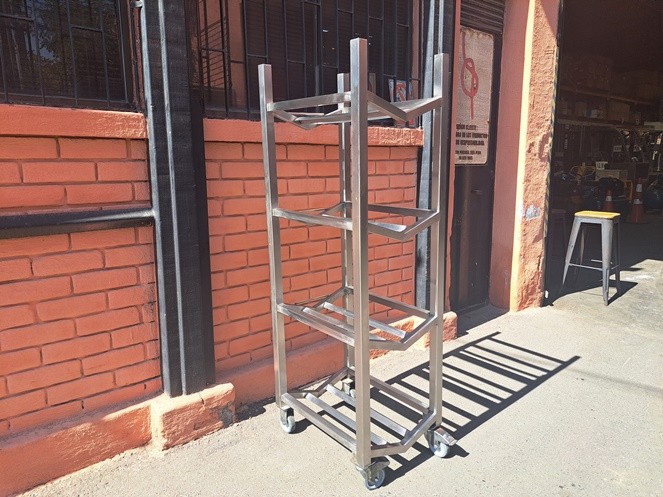Estante acero inoxidable con ruedas para bidones de agua / Usado #2